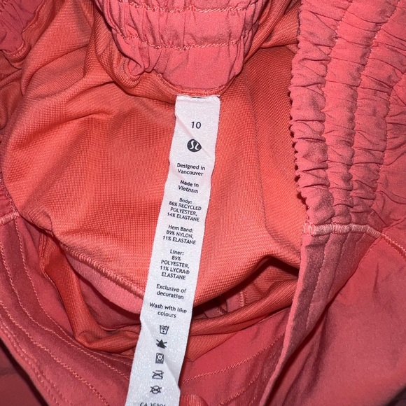 Lululemon hotty hot short size 10 high rise 2.5 inch raspberry cream - Picture 4 of 4